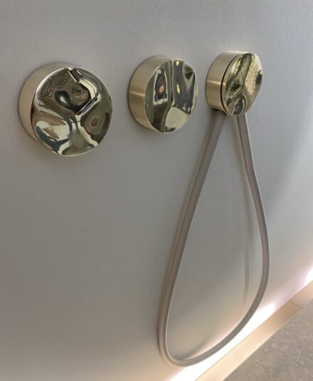 Avec la collection Allure, CEA Design affirme une esthétique précise et essentielle, où l’acier inox devient matière d’architecture, entre rigueur formelle et élégance contemporaine.