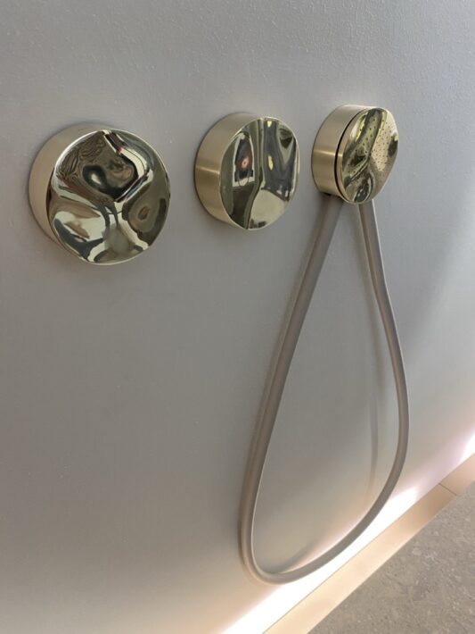 Avec la collection Allure, CEA Design affirme une esthétique précise et essentielle, où l’acier inox devient matière d’architecture, entre rigueur formelle et élégance contemporaine.