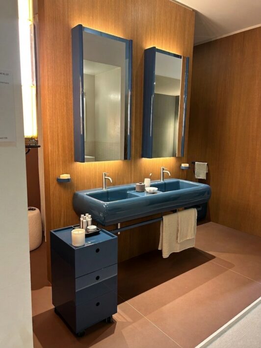 Dans la collection Teseo, le modelage de la matière devient un langage expressif : le lavabo se distingue par une double-vasque aux bords arrondis. La collection est complétée par des une armoire de toilette et un meuble au sol à roulettes aux lignes rectangulaires.