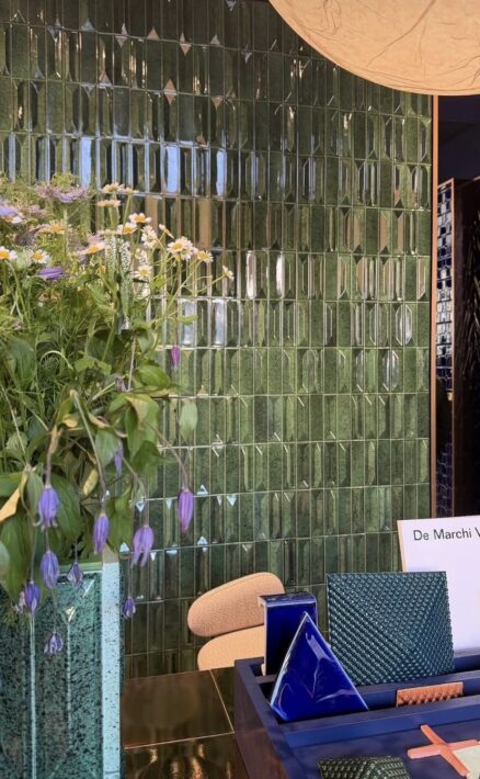 Avec De Marchi Verona, la céramique s’exprime dans toute sa richesse : textures artisanales, nuances subtiles et caractère affirmé au service de projets uniques.