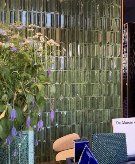 Avec De Marchi Verona, la céramique s’exprime dans toute sa richesse : textures artisanales, nuances subtiles et caractère affirmé au service de projets uniques.