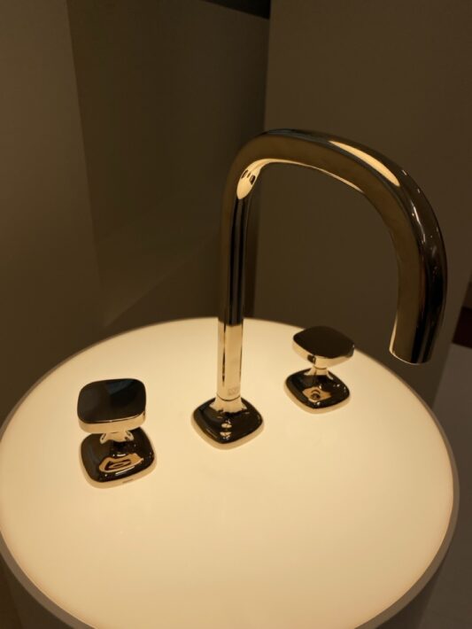 COYA ouvre la voie à une nouvelle esthétique. Ses formes fluides : une invitation irrésistible au toucher.