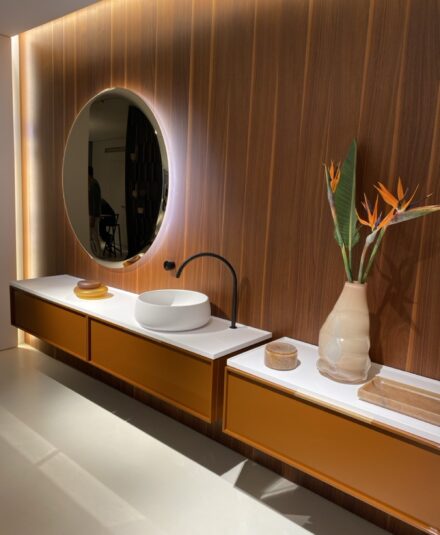 Viaveneto Frame de chez Falper : La porte présente un cadre en bois intégré, accompagné d’une poignée en métal au design épuré et sophistiqué. Disponible en bois lisse ou rainuré, ainsi qu’en finition laquée brillante ou mate. Photo : couleur camel