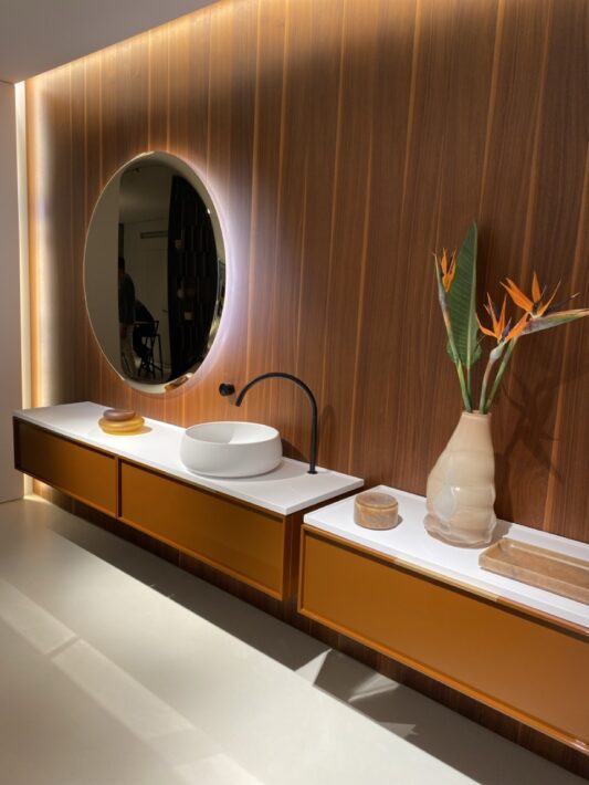 Viaveneto Frame de chez Falper : La porte présente un cadre en bois intégré, accompagné d’une poignée en métal au design épuré et sophistiqué. Disponible en bois lisse ou rainuré, ainsi qu’en finition laquée brillante ou mate. Photo : couleur camel