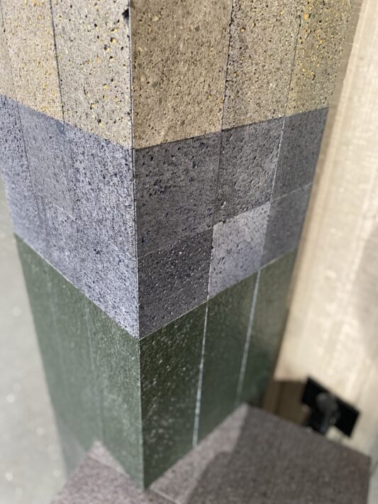 Avec la collection Sensi Etna, Florim révèle une matière profonde et minérale, inspirée de la roche volcanique, pour des surfaces intenses et élégantes.