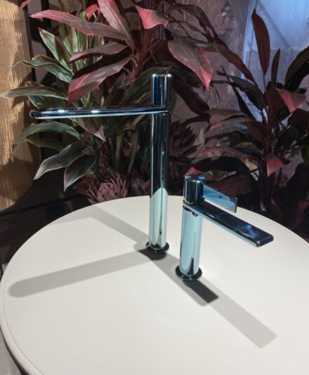 Avec la collection Persempre, Gessi revisite l’intemporel avec audace : des lignes iconiques sublimées par des finitions contemporaines, dont un PVD bleu signature qui transforme la robinetterie en véritable pièce d’expression.