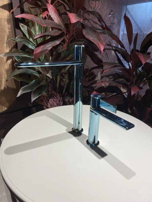 Avec la collection Persempre, Gessi revisite l’intemporel avec audace : des lignes iconiques sublimées par des finitions contemporaines, dont un PVD bleu signature qui transforme la robinetterie en véritable pièce d’expression.