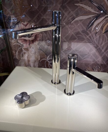 Avec la collection Ludovica, Gessi explore une robinetterie aux lignes douces et sophistiquées, où chaque détail exprime un équilibre subtil entre design contemporain et élégance intemporelle.