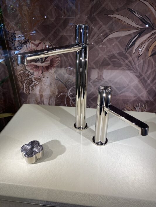 Avec la collection Ludovica, Gessi explore une robinetterie aux lignes douces et sophistiquées, où chaque détail exprime un équilibre subtil entre design contemporain et élégance intemporelle.