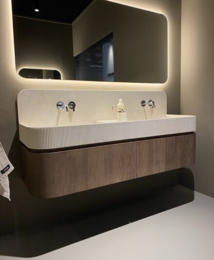 Ella est une réinterprétation du lavabo classique en pierre, où tradition et modernité se rencontrent. Chaque détail a été soigneusement pensé pour une harmonie parfaite entre forme et fonction. Plan de travail avec vasque intégrée en marbre beige, meuble haut 1 tiroir.
