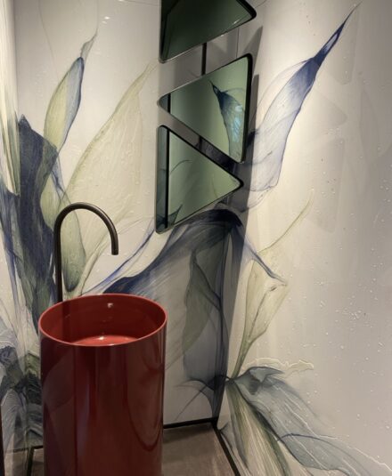Une collection de panneaux en aluminium à la finition résine artisanale qui interprète trois esthétiques — abstraite, matérielle et décorative — transformant le mur en un élément déterminant des intérieurs contemporains. Disponible pour les salles de bains