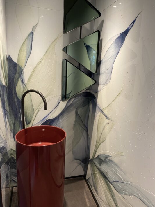 Une collection de panneaux en aluminium à la finition résine artisanale qui interprète trois esthétiques — abstraite, matérielle et décorative — transformant le mur en un élément déterminant des intérieurs contemporains. Disponible pour les salles de bains