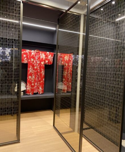 Avec la collection Domino, Vismaravetro redéfinit la paroi de douche comme un élément d’architecture : lignes graphiques, transparence maîtrisée et précision des détails.