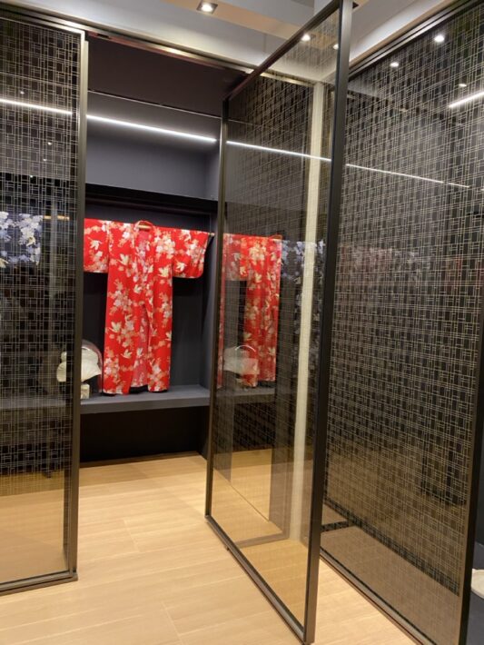 Avec la collection Domino, Vismaravetro redéfinit la paroi de douche comme un élément d’architecture : lignes graphiques, transparence maîtrisée et précision des détails.