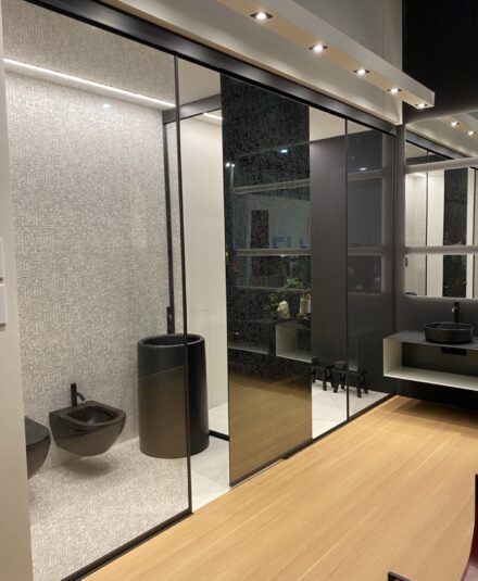 Avec la collection Voile, Vismaravetro imagine une paroi de douche légère et aérienne, où le verre se fait presque invisible pour laisser place à la pureté de l’espace.