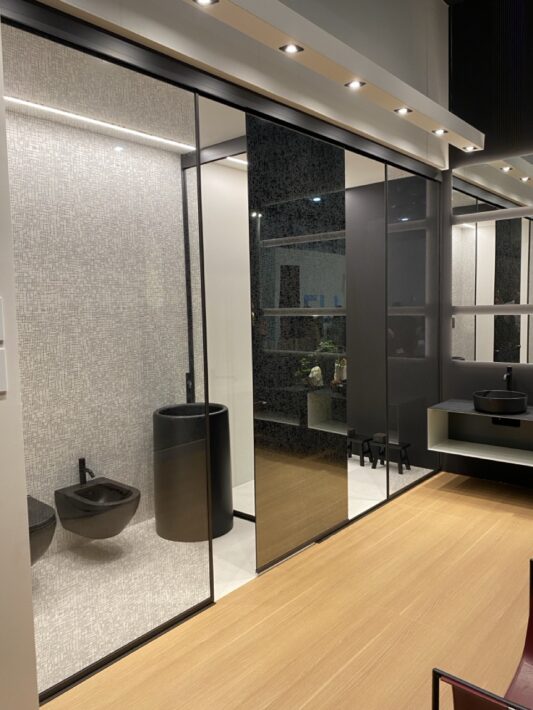Avec la collection Voile, Vismaravetro imagine une paroi de douche légère et aérienne, où le verre se fait presque invisible pour laisser place à la pureté de l’espace.