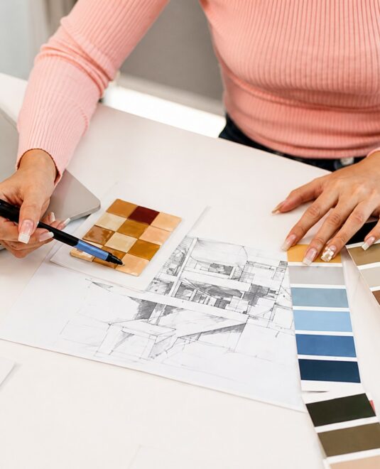 L’architecte d’intérieur conçoit les volumes et l’ambiance globale d’un lieu. La salle de bains s’intègre dans une vision d’ensemble, mais nécessite souvent une expertise complémentaire pour affiner les choix techniques et la cohérence des matériaux, notamment dans des projets exigeants