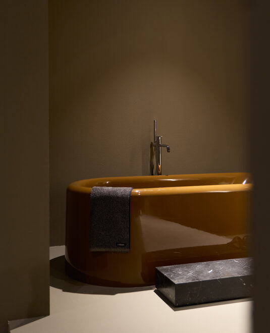 Baignoire EASE - Finition brillante UHS Cuero. Marche autonome en marbre marquina. Robinetterie de bain Code en chrome brillant.
