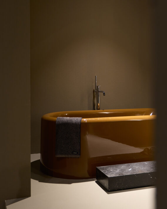Baignoire EASE - Finition brillante UHS Cuero. Marche autonome en marbre marquina. Robinetterie de bain Code en chrome brillant.