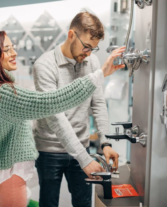 En magasin, le projet débute souvent par le choix des produits : carrelage, robinetterie, mobilier. Une approche centrée sur l’offre, qui peut limiter la cohérence globale si elle n’est pas précédée d’une réflexion sur les usages, les contraintes et l’espace, notamment dans des projets sur mesure comme chez Hydropolis