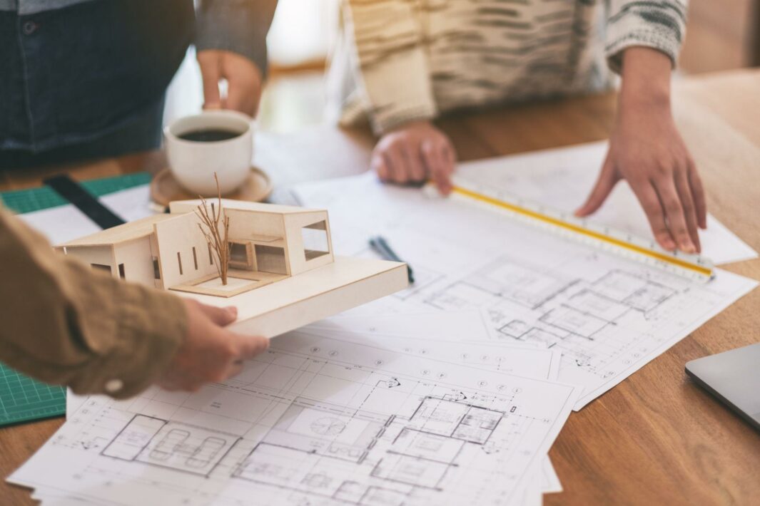 L’architecte HMONP intervient sur la structure du bâti : volumes, ouvertures, contraintes réglementaires. Dans un projet de salle de bains, son rôle est essentiel en cas de rénovation lourde, mais ne couvre pas toujours le niveau de détail nécessaire à la conception d’un espace aussi technique.