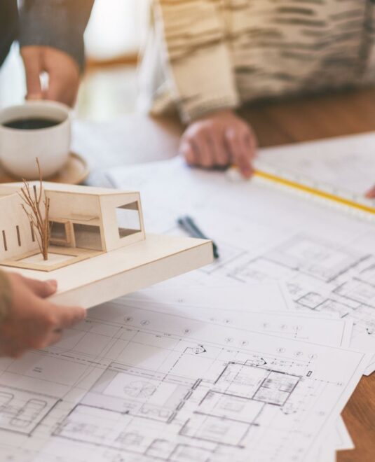 L’architecte HMONP intervient sur la structure du bâti : volumes, ouvertures, contraintes réglementaires. Dans un projet de salle de bains, son rôle est essentiel en cas de rénovation lourde, mais ne couvre pas toujours le niveau de détail nécessaire à la conception d’un espace aussi technique.