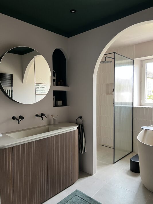 Designer et concepteur de salles de bains, Hydropolis structure le projet avant toute sélection : usages, contraintes techniques, matières et équilibre des volumes. Une approche globale qui permet de concevoir des espaces cohérents, durables et parfaitement adaptés à chaque projet