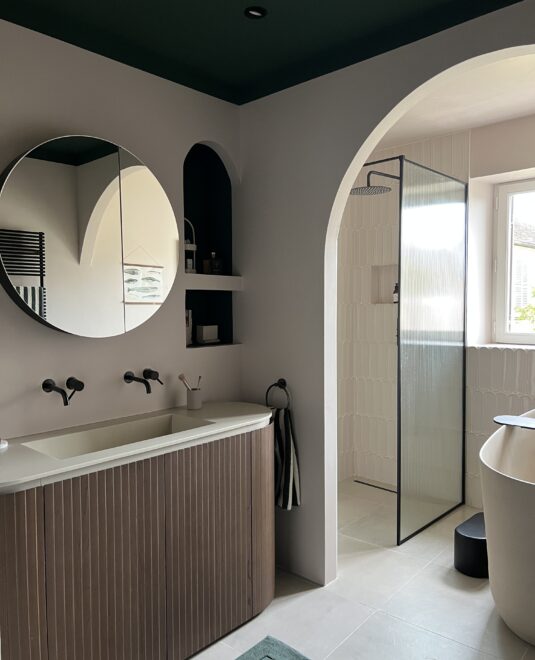 Designer et concepteur de salles de bains, Hydropolis structure le projet avant toute sélection : usages, contraintes techniques, matières et équilibre des volumes. Une approche globale qui permet de concevoir des espaces cohérents, durables et parfaitement adaptés à chaque projet