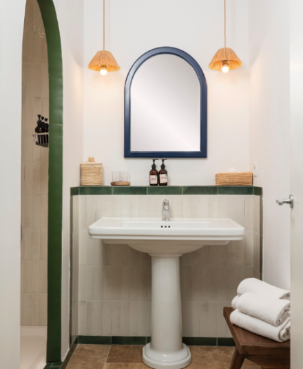 Inspirées des salles d'eau d'autrefois, les salles de bains revisitent les codes du style rétro avec un univers à la fois raffiné et accueillant.