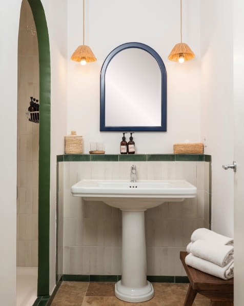 Inspirées des salles d'eau d'autrefois, les salles de bains revisitent les codes du style rétro avec un univers à la fois raffiné et accueillant.
