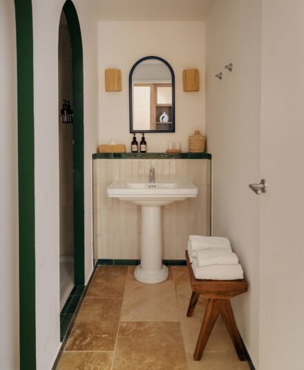 Au Basgi Basgi, chaque détail participe à une atmosphère élégante et authentique. Hydropolis a accompagné le projet dans la sélection des matériaux et équipements afin de créer des espaces confortables, raffinés et parfaitement adaptés à l'univers du boutique-hôtel.