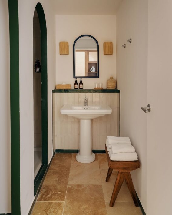 Au Basgi Basgi, chaque détail participe à une atmosphère élégante et authentique. Hydropolis a accompagné le projet dans la sélection des matériaux et équipements afin de créer des espaces confortables, raffinés et parfaitement adaptés à l'univers du boutique-hôtel.