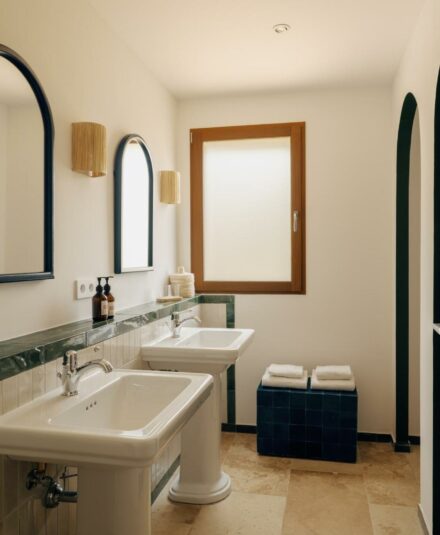 Hydropolis a accompagné le projet avec une sélection de céramiques Catalano, de faïences Marazzi, de robinetteries Giulini et d'accessoires Sanco, alliant esthétique, durabilité et qualité d'usage pour l'hôtellerie.