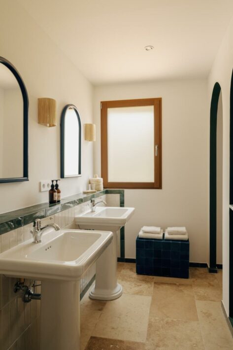 Hydropolis a accompagné le projet avec une sélection de céramiques Catalano, de faïences Marazzi, de robinetteries Giulini et d'accessoires Sanco, alliant esthétique, durabilité et qualité d'usage pour l'hôtellerie.