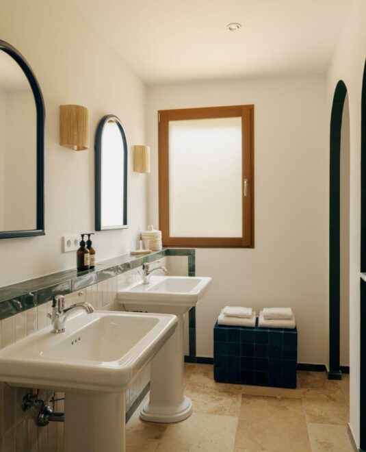 Hydropolis a accompagné le projet avec une sélection de céramiques Catalano, de faïences Marazzi, de robinetteries Giulini et d'accessoires Sanco, alliant esthétique, durabilité et qualité d'usage pour l'hôtellerie.