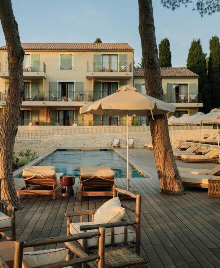 Le projet de l’Hôtel Basgi Basgi, a été réfléchi et initié comme une maison de famille, un lieu de vie. Basgi Basgi, prononcé « Baji Baji », est une expression corse d’amitié.