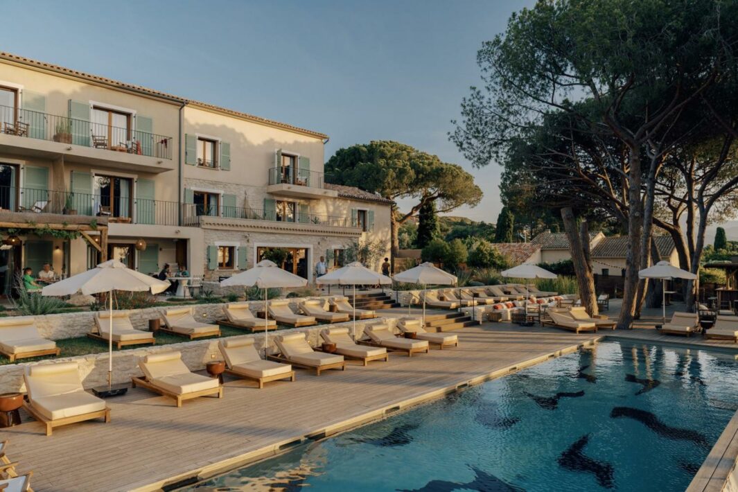L’Hôtel Basgi Basgi est le projet d’un jeune couple passionné, plein d’envies et de rêves. Dans ce rêve, ils ont souhaité minimiser l’impact de leur établissement sur l’environnement sans sacrifier le confort de leurs clients.