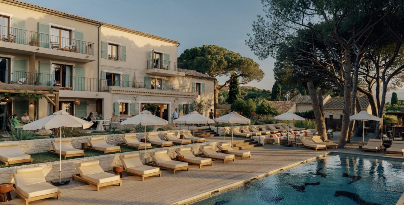 L’Hôtel Basgi Basgi est le projet d’un jeune couple passionné, plein d’envies et de rêves. Dans ce rêve, ils ont souhaité minimiser l’impact de leur établissement sur l’environnement sans sacrifier le confort de leurs clients.