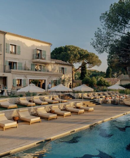 L’Hôtel Basgi Basgi est le projet d’un jeune couple passionné, plein d’envies et de rêves. Dans ce rêve, ils ont souhaité minimiser l’impact de leur établissement sur l’environnement sans sacrifier le confort de leurs clients.
