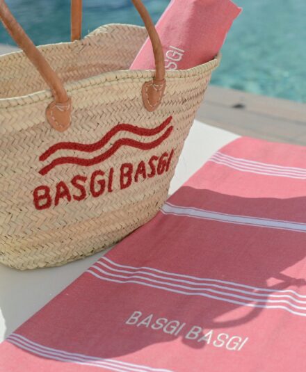 La boutique-hôtel Bagsi Bagsi vous invite à vivre l’hôtellerie autrement, à découvrir une nouvelle vision de l’accueil et de l’hospitalité. Une fois le pas de la porte franchi, vous serez accueillis comme des amis de passage à Saint-Florent.