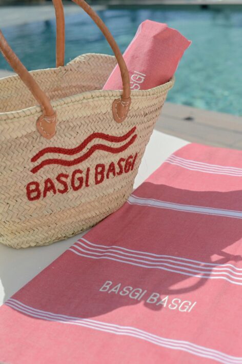La boutique-hôtel Bagsi Bagsi vous invite à vivre l’hôtellerie autrement, à découvrir une nouvelle vision de l’accueil et de l’hospitalité. Une fois le pas de la porte franchi, vous serez accueillis comme des amis de passage à Saint-Florent.