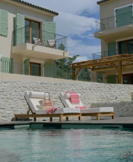 Pensé comme une véritable maison ouverte sur la Méditerranée, ce boutique-hôtel privilégie les matériaux naturels, les objets durables