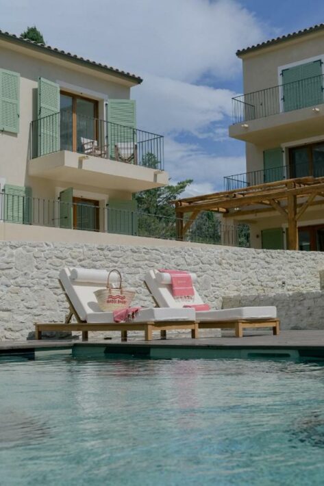 Pensé comme une véritable maison ouverte sur la Méditerranée, ce boutique-hôtel privilégie les matériaux naturels, les objets durables